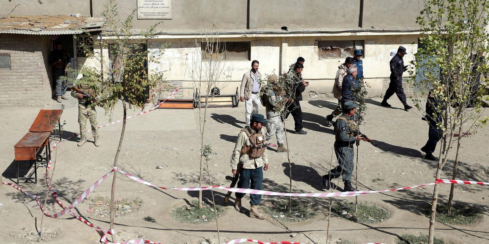 Säkerhetsstyrkor söker igenom ett område i närheten av en vallokal i Afghanistans huvudstad Kabul sedan en bomb detonerat vid lokalen.