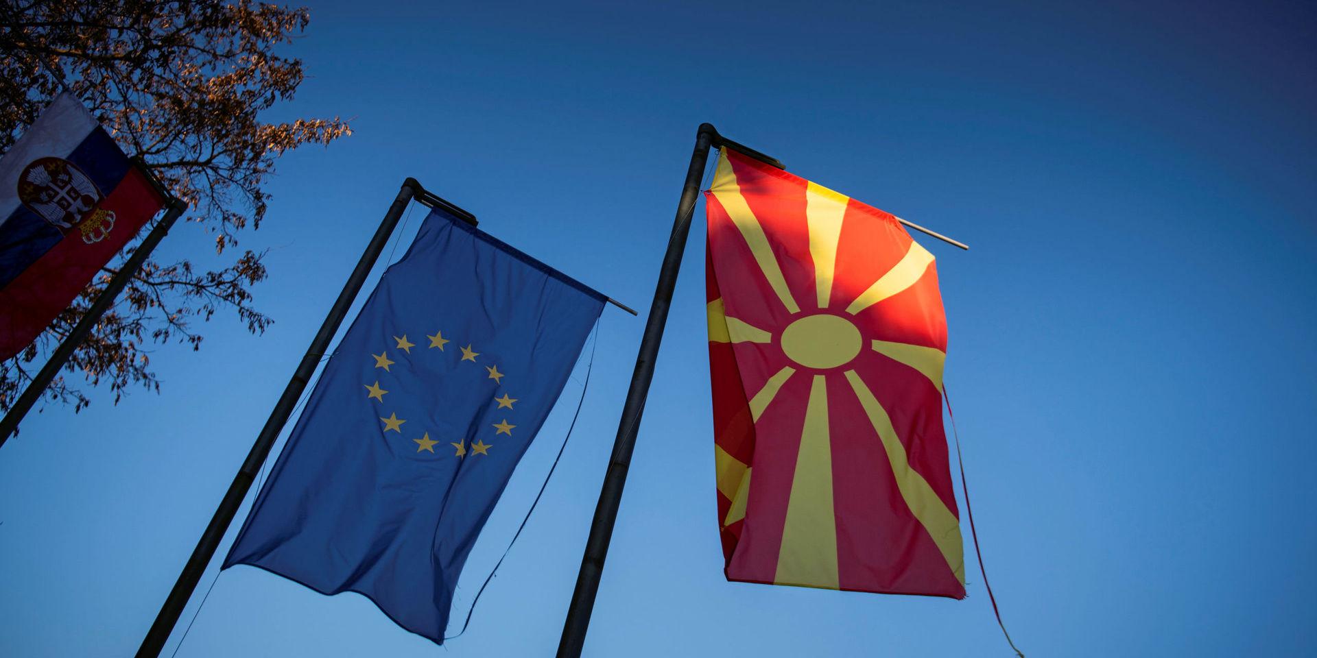 EU-flaggan och Makedoniens flagga, en vanlig syn i Makedonien.