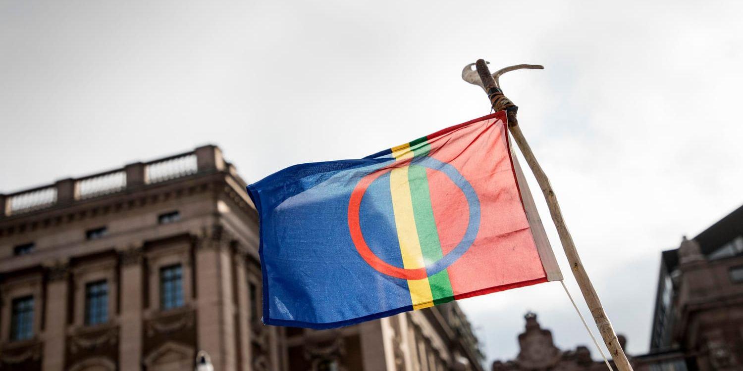 Samernas flagga hissad framför riksdagshuset. Arkivbild.