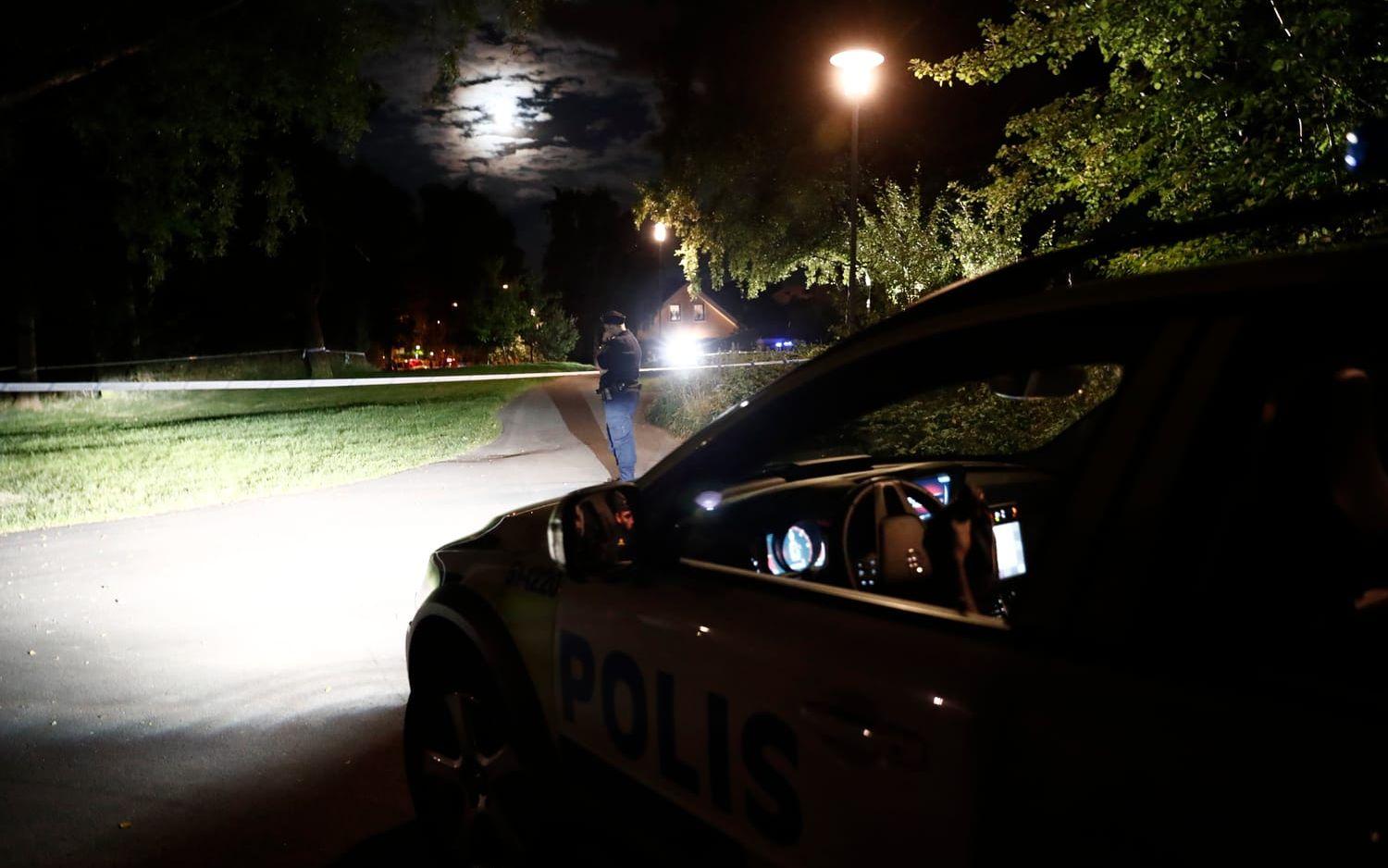 Polisen håller under kvällen förhör med vittnen till händelsen. Bild: Anders Ylander