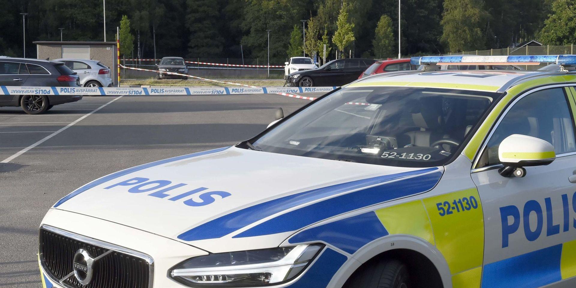 En bilist körde på två personer på en p-plats i Borås. 