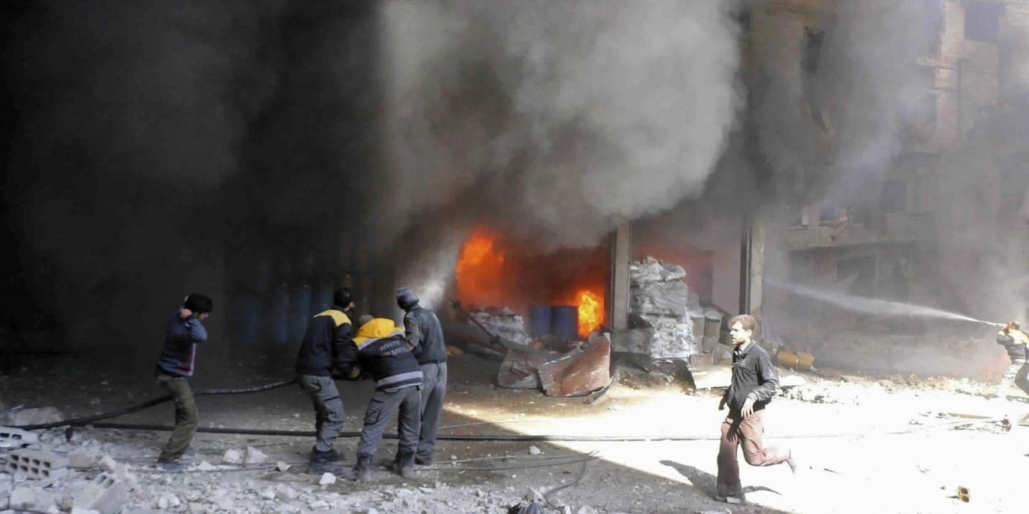 Räddningstjänsten i östra Ghouta försöker släcka en brand som uppstått efter bombangrepp. Bilden kommer från det regimkritiska aktivistnätverket Ghouta Media Center och distribueras av nyhetsbyrån AP.