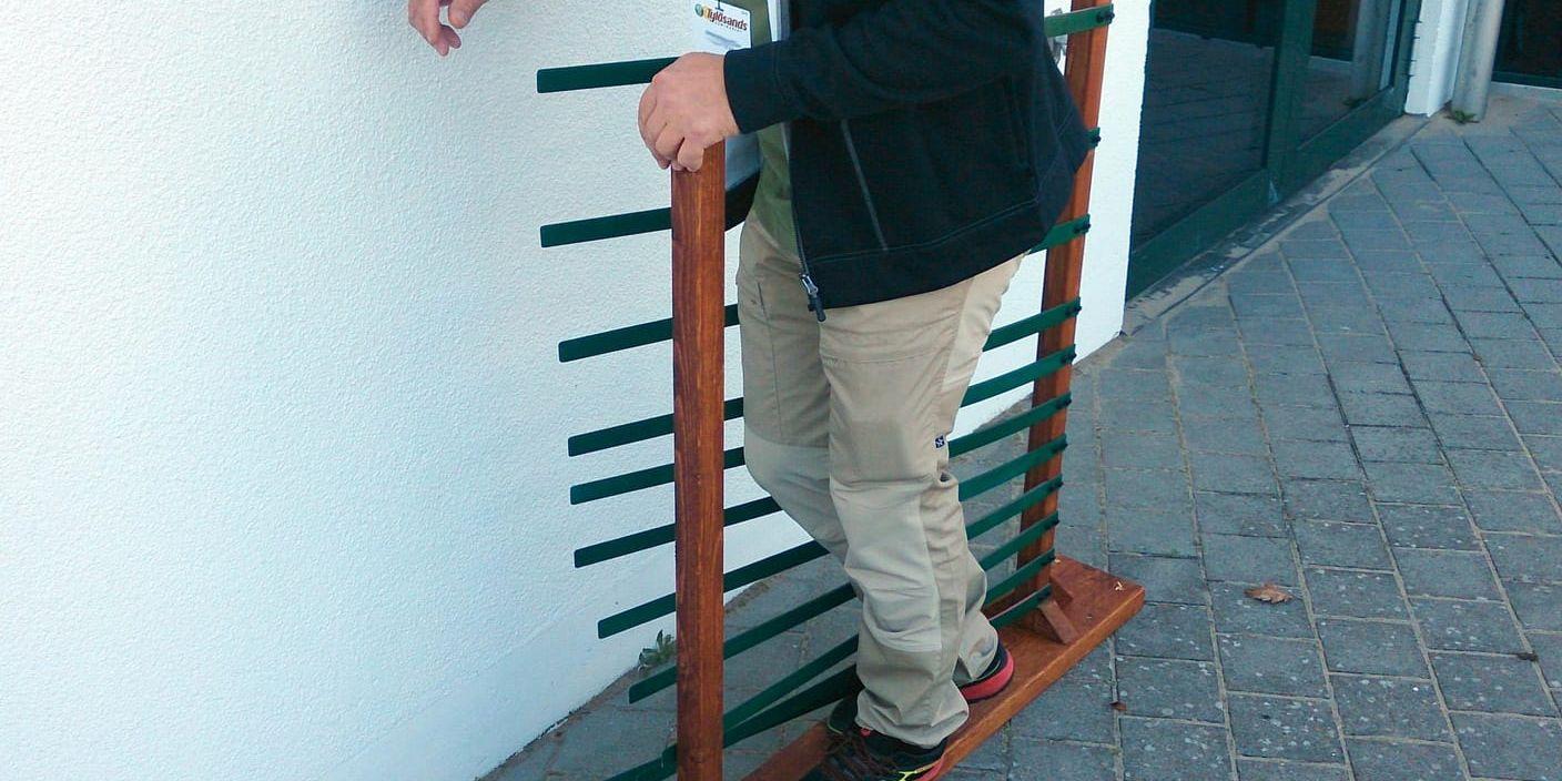 Michael Karlsson trycker sig genom en modell i halv skala av grinden i viltslussen som får årets Guldälg.
