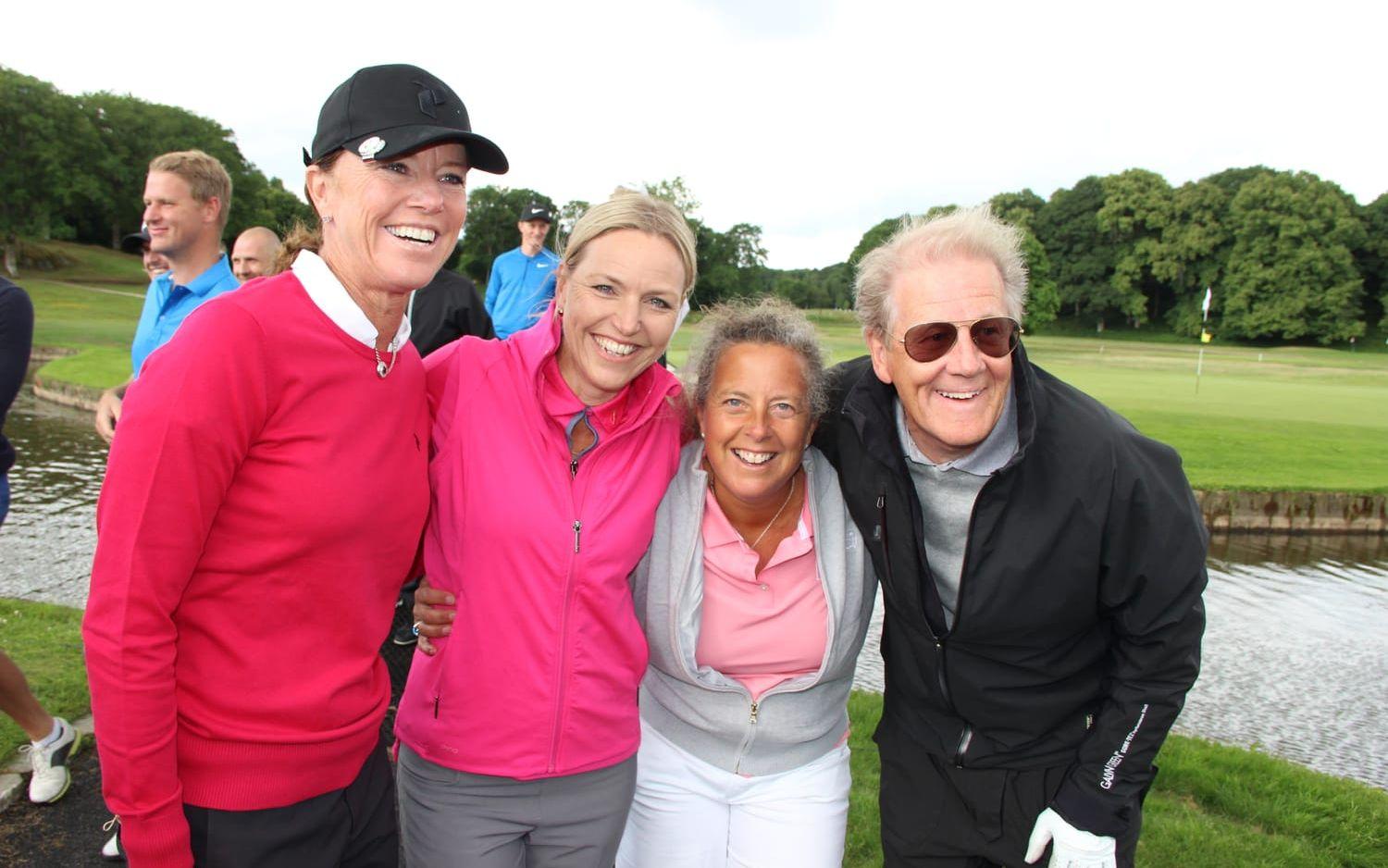 Golftrion Helén Alfredsson, Carin Koch och Fanny Sunesson tillsammans med skådespelaren Anders Eriksson som är en av Barngolfens främsta supporters.
