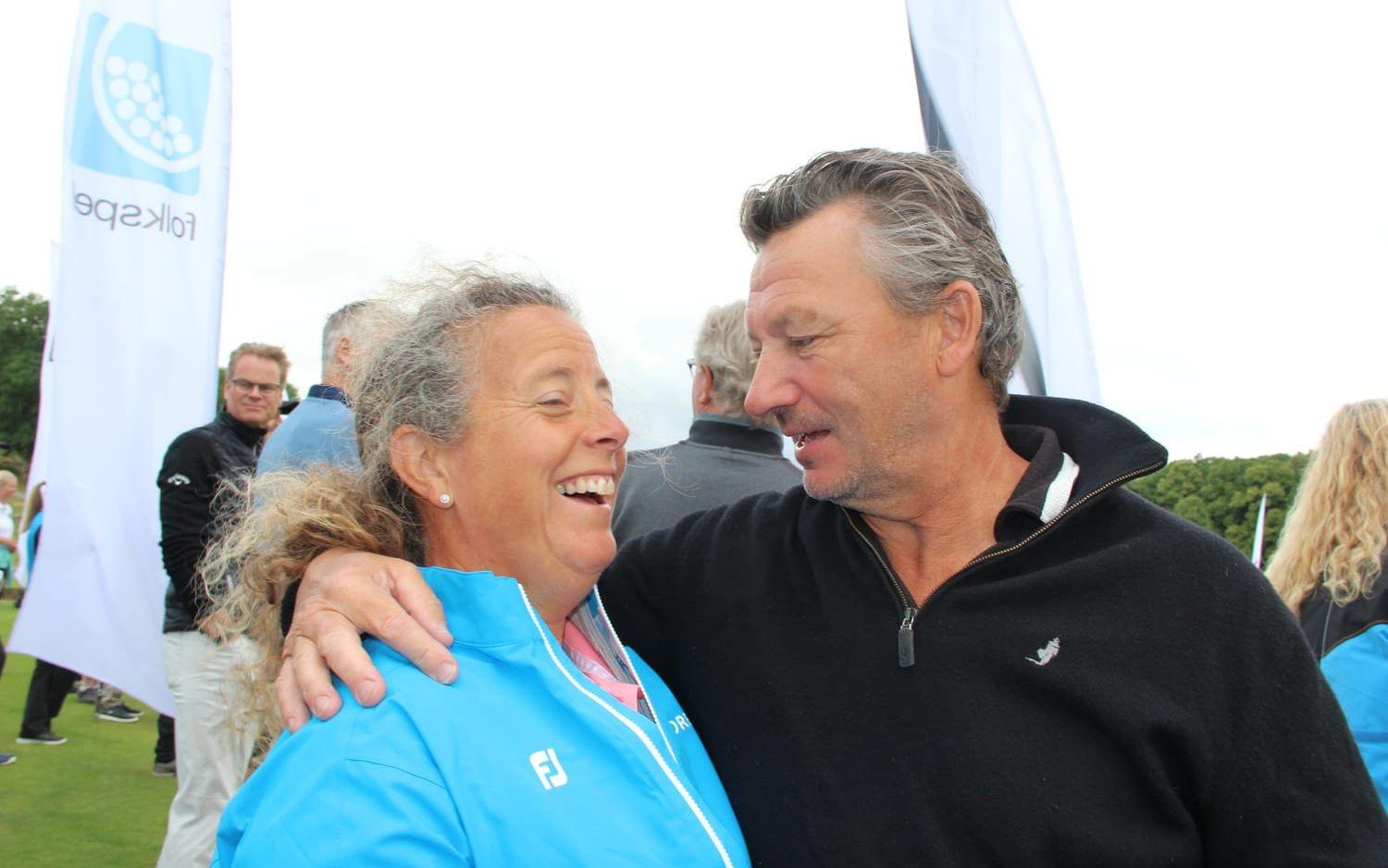 En varm kram gav golfcoachen Fanny Sunesson och skådespelaren Anders Ekborg varandra.