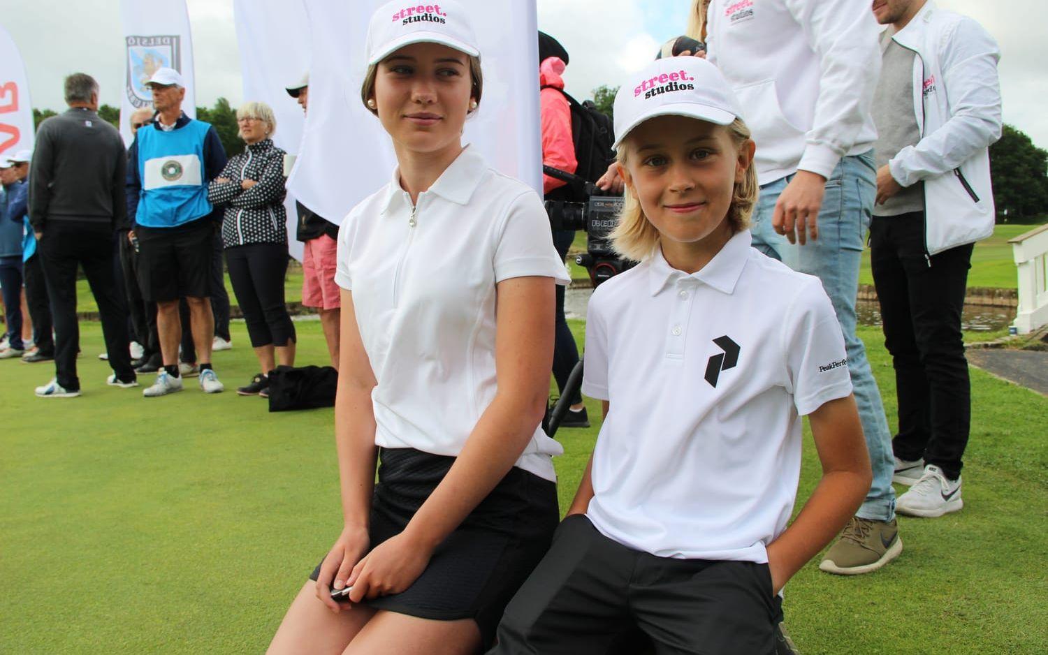 Yngsta spelarna Ella Skönborg och Melker Söderberg fick ta tips av ingen mindre än golfproffset Helén Alfredsson