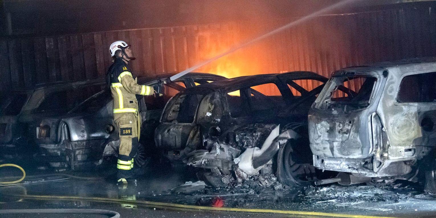 Flera bilar förstördes i branden.