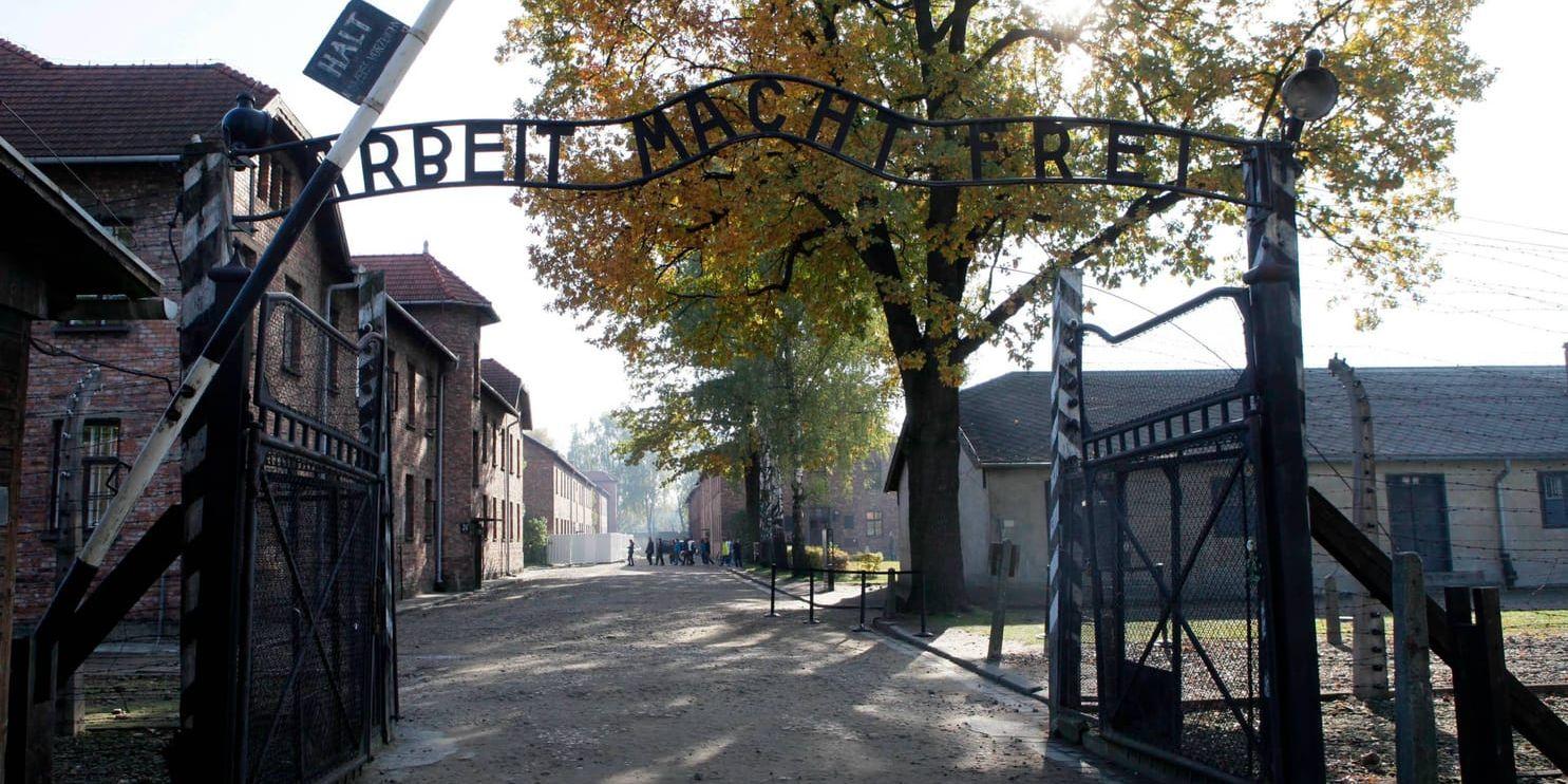 Entrén till före detta Auschwitz-lägret i Polen. Arkivbild.