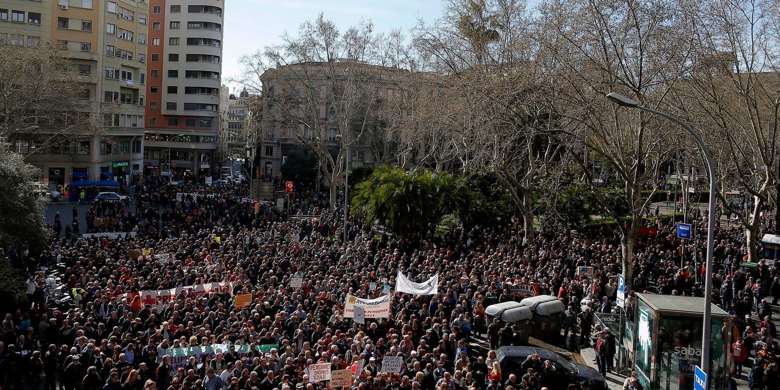 Pensionärer på marsch i Barcelona under lördagen.