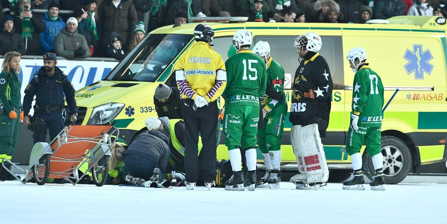 Hammarbys David Pizzoni Elfving fick föras till sjukhus efter en otäck smäll mot Edsbyn.