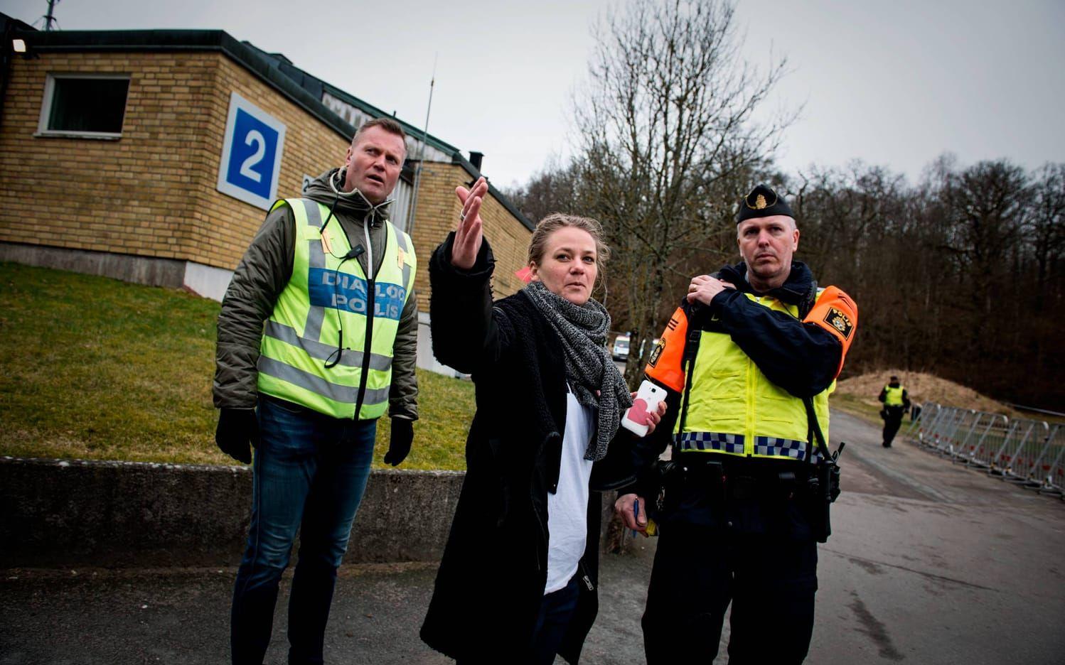 Helena Mäki önskar att polisen kunde ta bort kravallstaketen då de väcker mycket känslor. Bild: Jonas Lindstedt