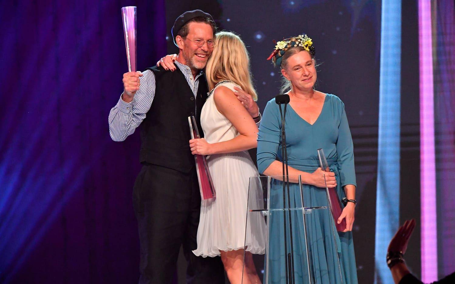 Gustav och Marie Mandelmann vinner pris för årets program "Mandelmanns gård" vid Kristallengala på Stockholmsmässan under fredagen. Foto: Jonas Ekströmer / TT
