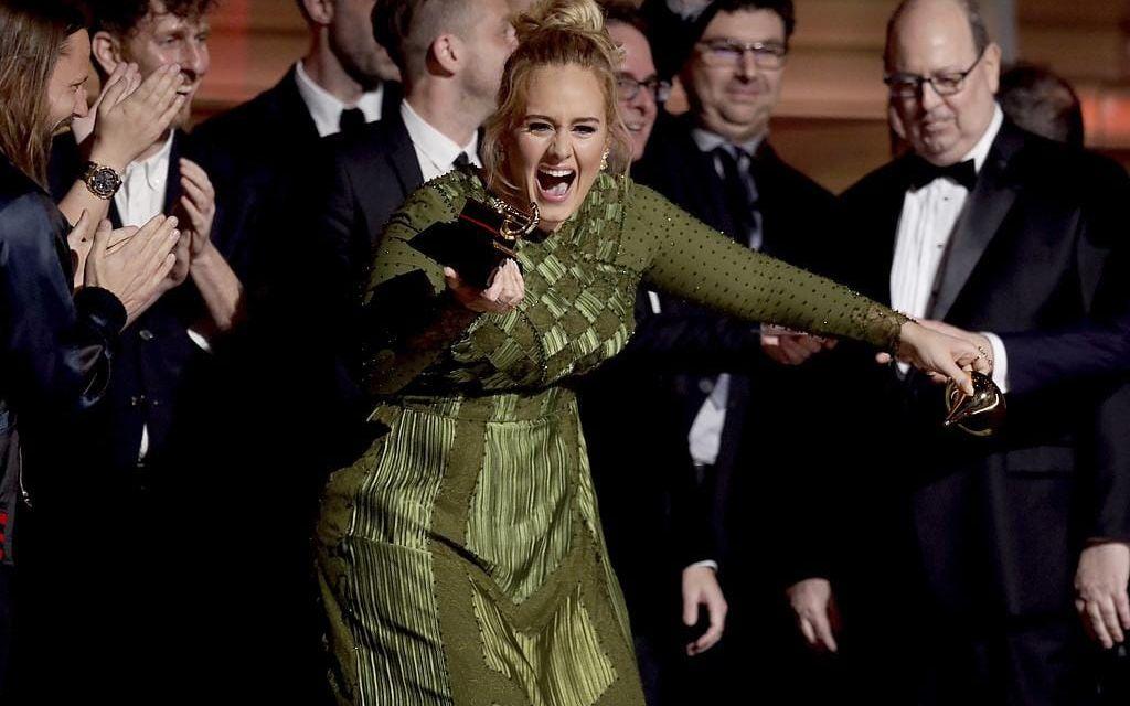 Under Grammy Awards vann sångerskan Adele flera priser. Bland annat "Årets album" med "25". Foto: TT.