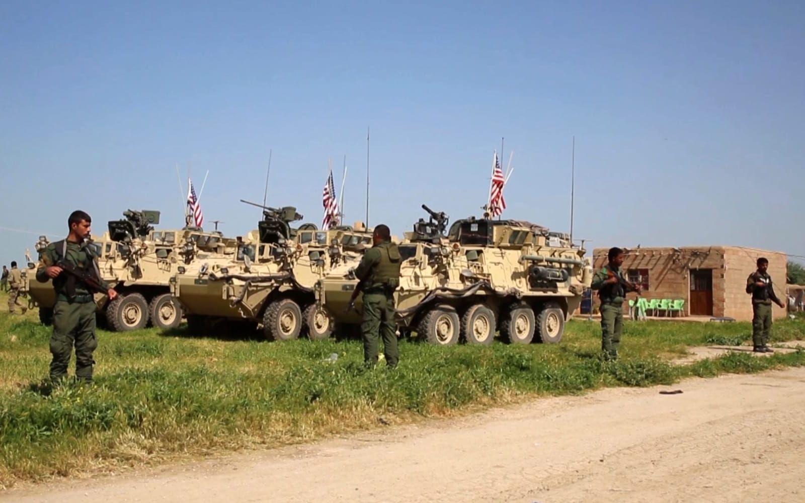 Kurdiska krigare vid en gränsstad mellan Turkiet och Syrien ihop med amerikanska trupper.
