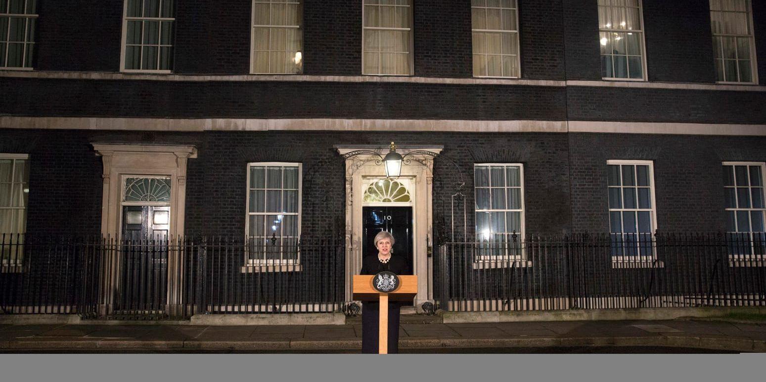 Storbritanniens premiärministrar håller ofta anföranden på gatan framför residenset Downing street nummer 10. Här talar Theresa May i våras.