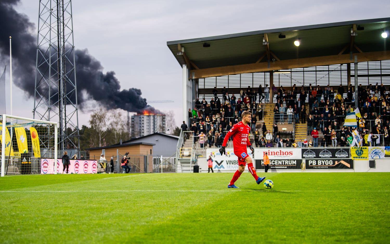Ett hus brinner intill fotbollsmatchen i Allsvenskan mellan Falkenberg och Sirius den 24 april 2019 i Falkenberg.