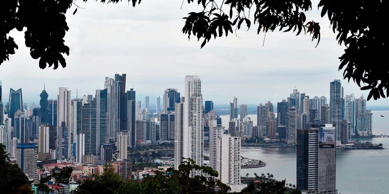 Panamaskandalen visar tydligt att politiken behöver ställa högre krav på bankerna att motverka olaglig skatteplanering och penningtvätt, skriver Liberalerna.