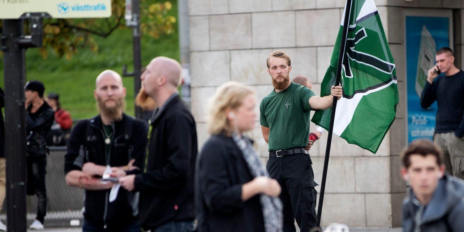 På bilden ses medlemmar från Nordiska motståndsrörelsen, under deras flygbladsutdelning vid korsvägen under fjolårets bokmäsa. Foto: Anders Ylander.