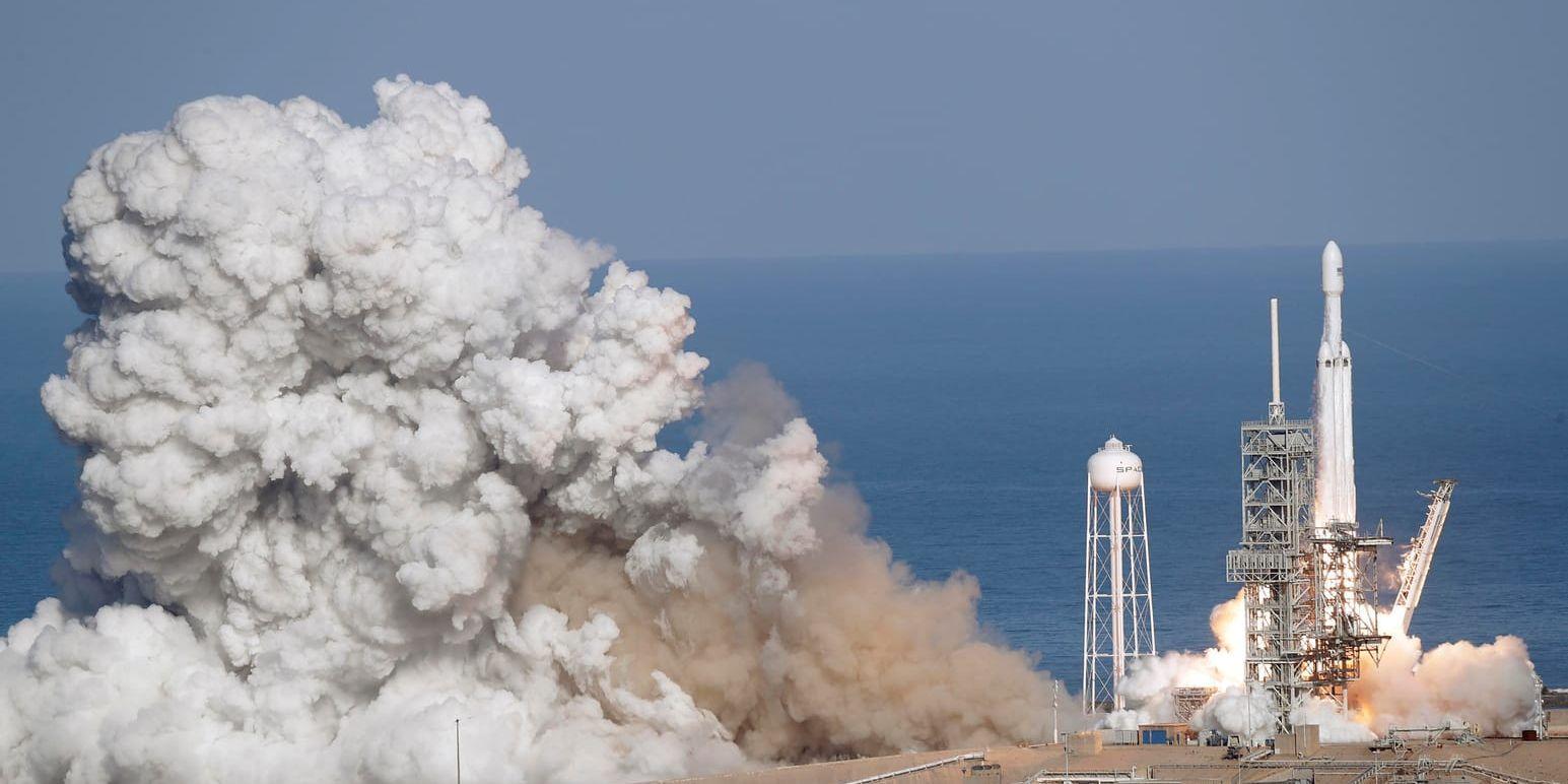 Falcon Heavy skjuts upp vid Kennedy Space Center i Florida, USA.