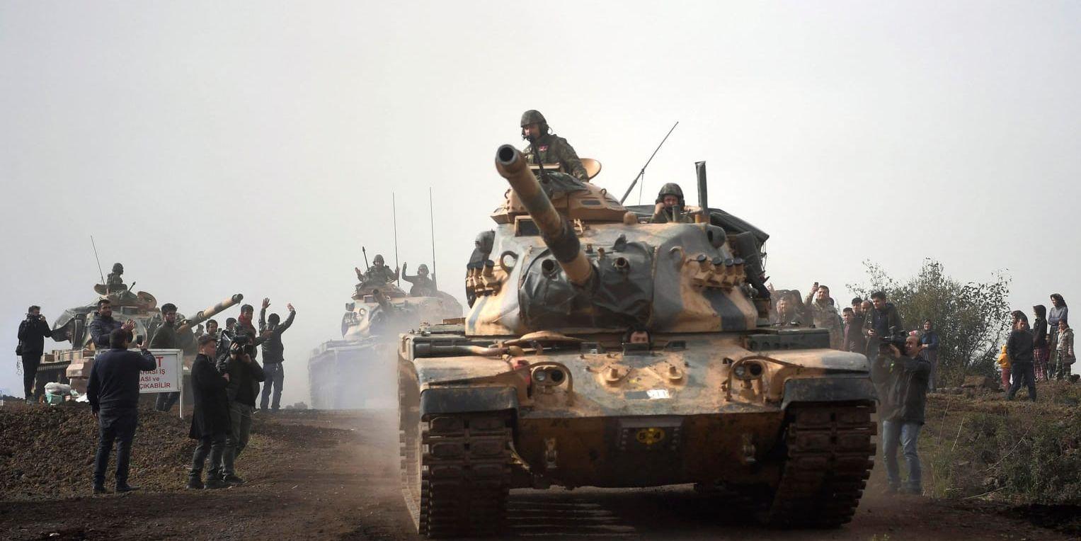 Turkiska stridsvagnar på väg in i den kurdstyrda enklaven Afrin.