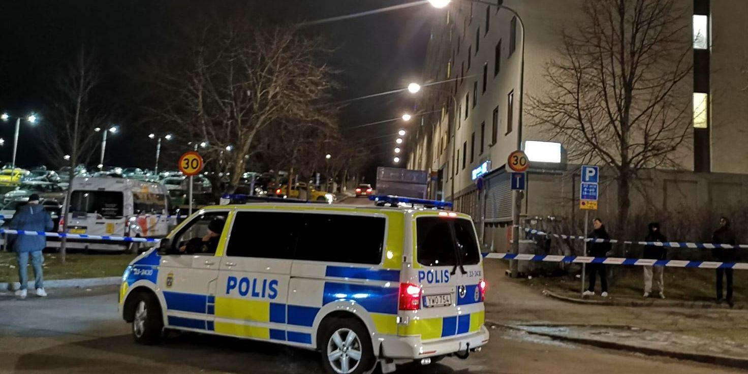 En man har skjutits till döds i Tensta i nordvästra Stockholm. Polisen larmades vid 20-tiden av människor som hört smällar.