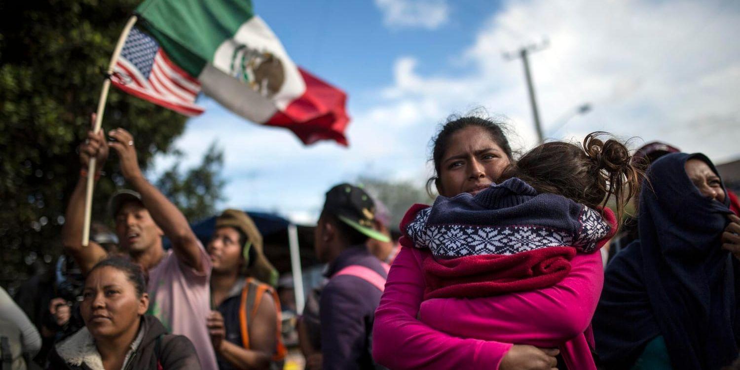 Honduranska migranter vid en manifestation i närheten av gränsövergången El Chaparral i den mexikanska staden Tijuana på torsdagen.