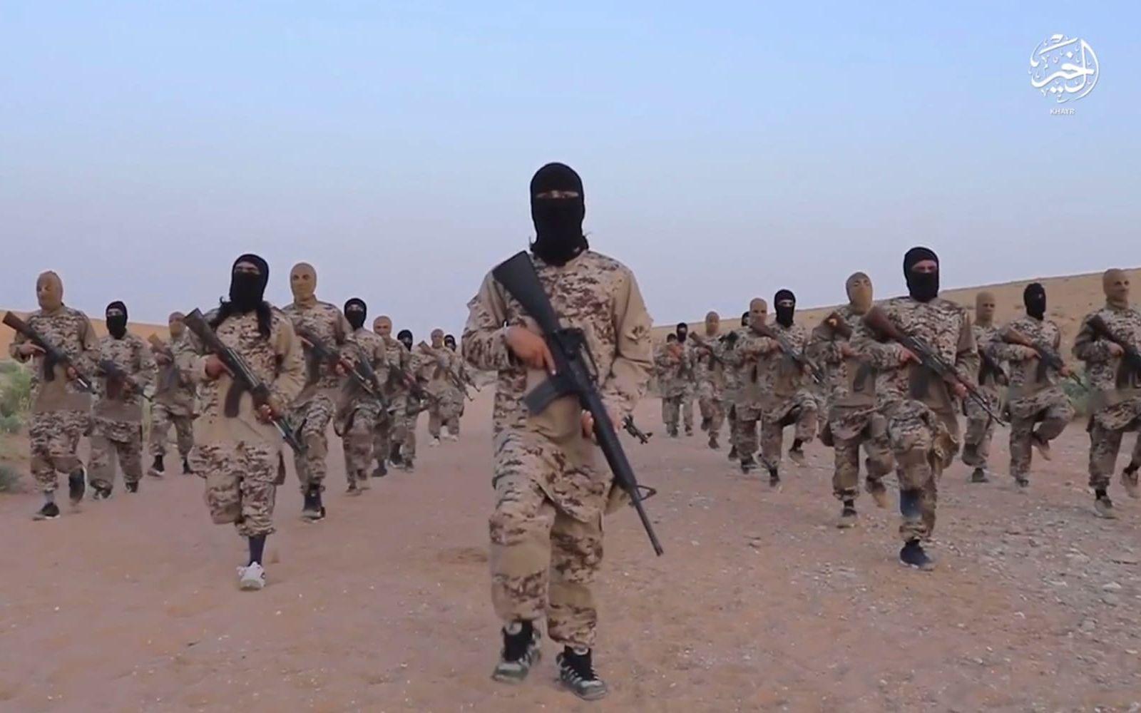 Bilden kommer ifrån en video som lades ut i maj av IS anhängare och visar nytillkomna IS rekryter som genomgår sin träning i östra Syrien. Bild TT
