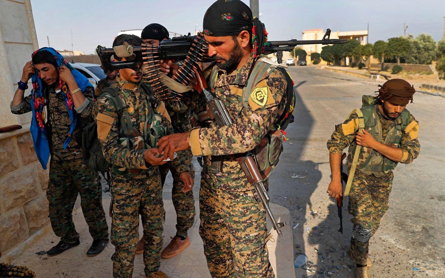USA-stödda trupper från Syran Democratic Forces inför konfrontation med IS-soldater i Raqqa. Bild TT
