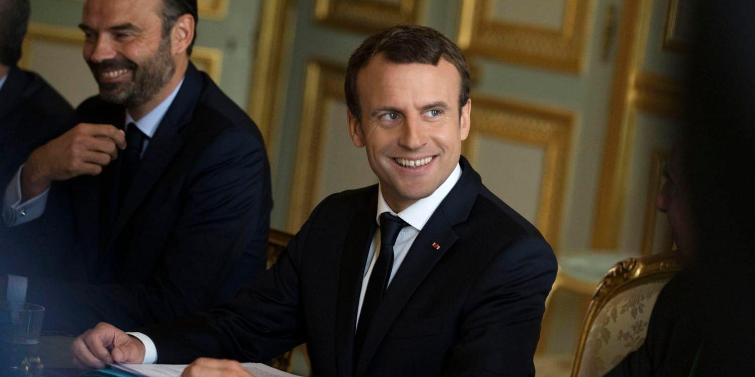 Frankrikes president Emmanuel Macron, till höger, och premiärminister Edouard Philippe laddar för sin första budget. Arkivbild.