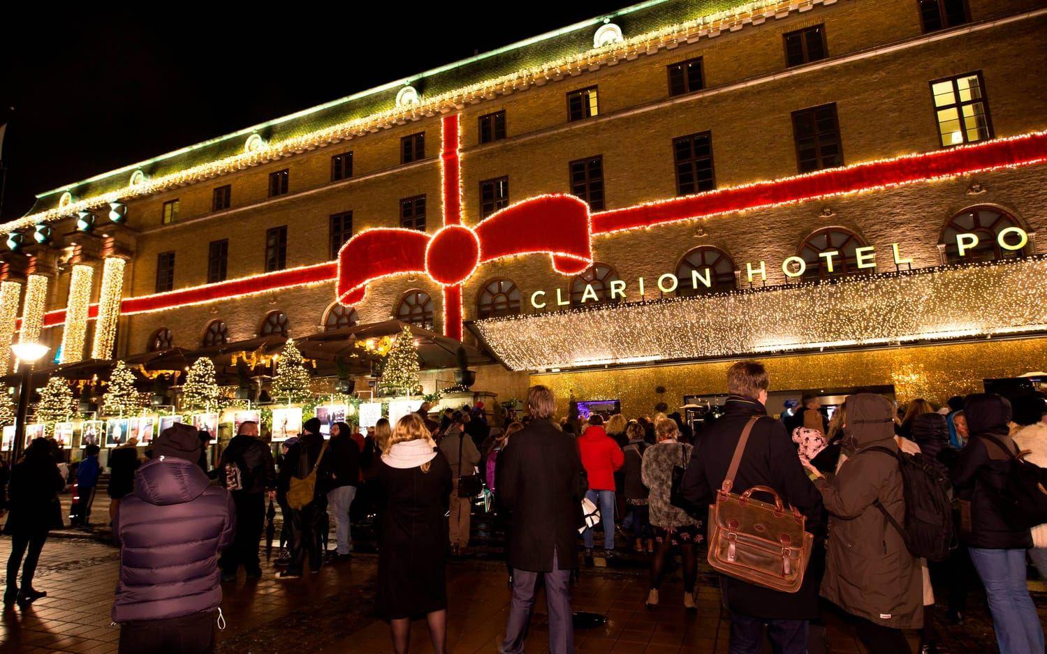 Julen är här, i Posthotellets tappning. 75.000 ledlampor tändes under fredagskvällen och bidrar till att höja stämningen runt Drottningstorget.