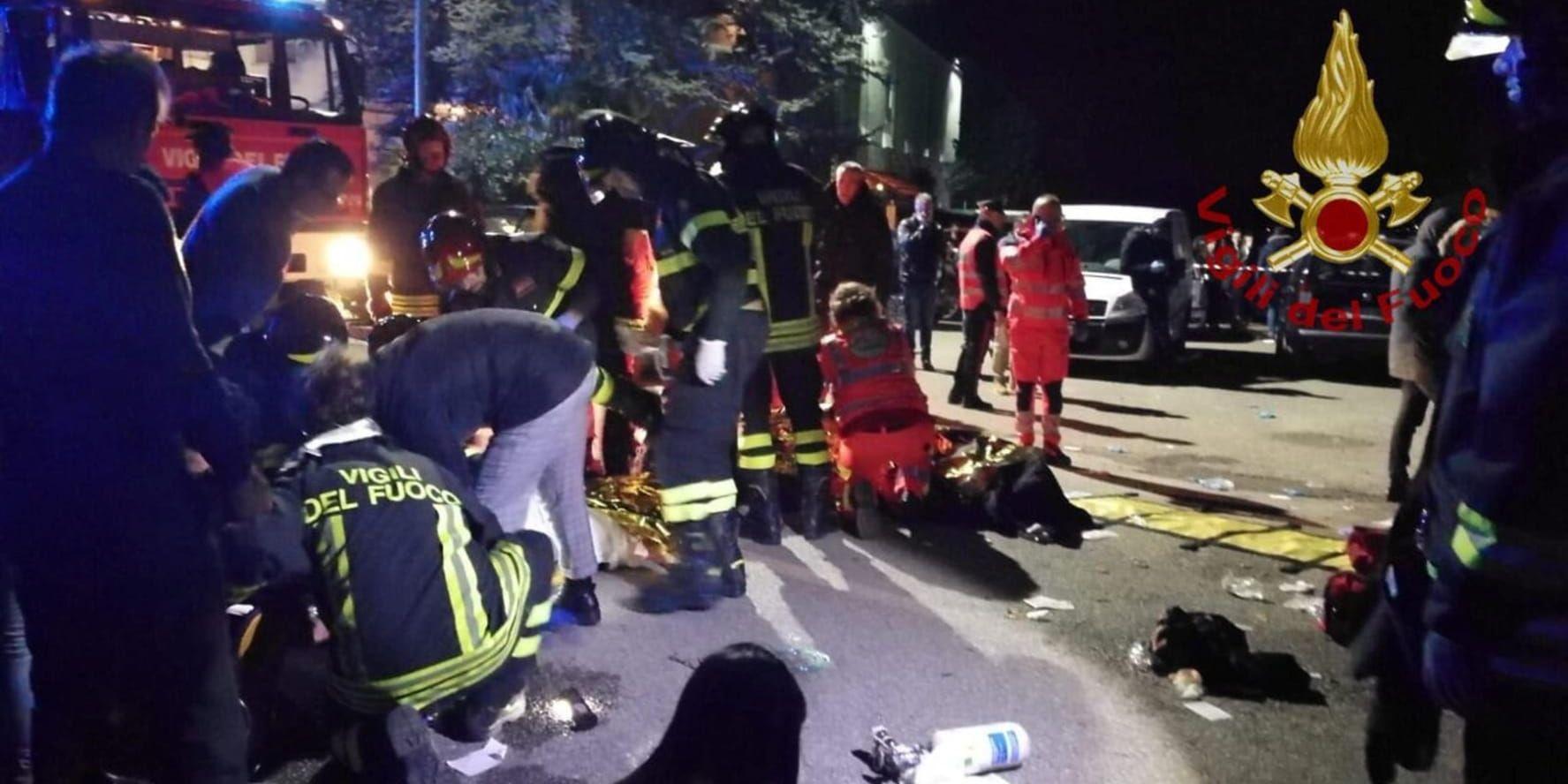 Räddningspersonal och offer utanför nattklubben natten till lördagen. Bild från brandkåren.