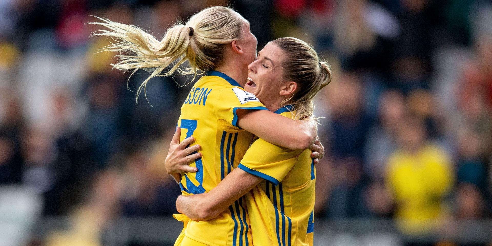 Elin Rubensson jublar med Olivia Schough var med och tog Sverige till fotbolls-VM. I februari finns de troligtvis med i landslaget i Algarve cup. 
