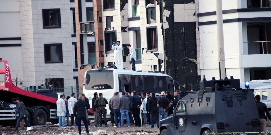 Förödelse efter det dödliga bombdådet i Diyarbakir i torsdags.
