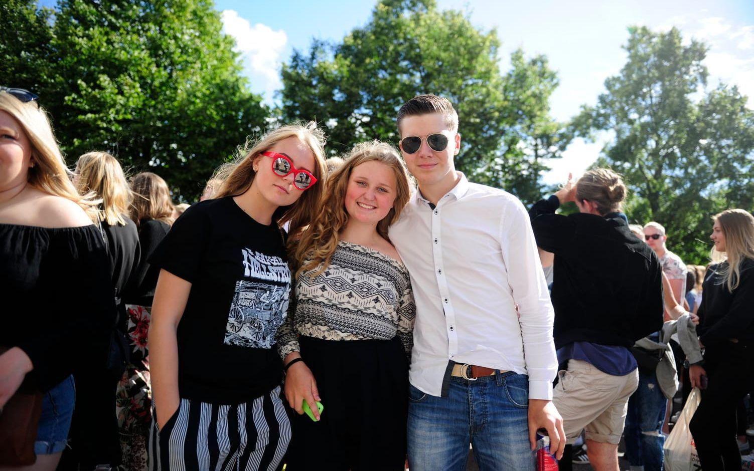 Saga Sanderoth, Minna Sanderoth och Alexander Lydén var taggade inför konserten, och hoppades på gästspel av Veronica Maggio och Kapten Röd. Foto: Anna Svanberg.