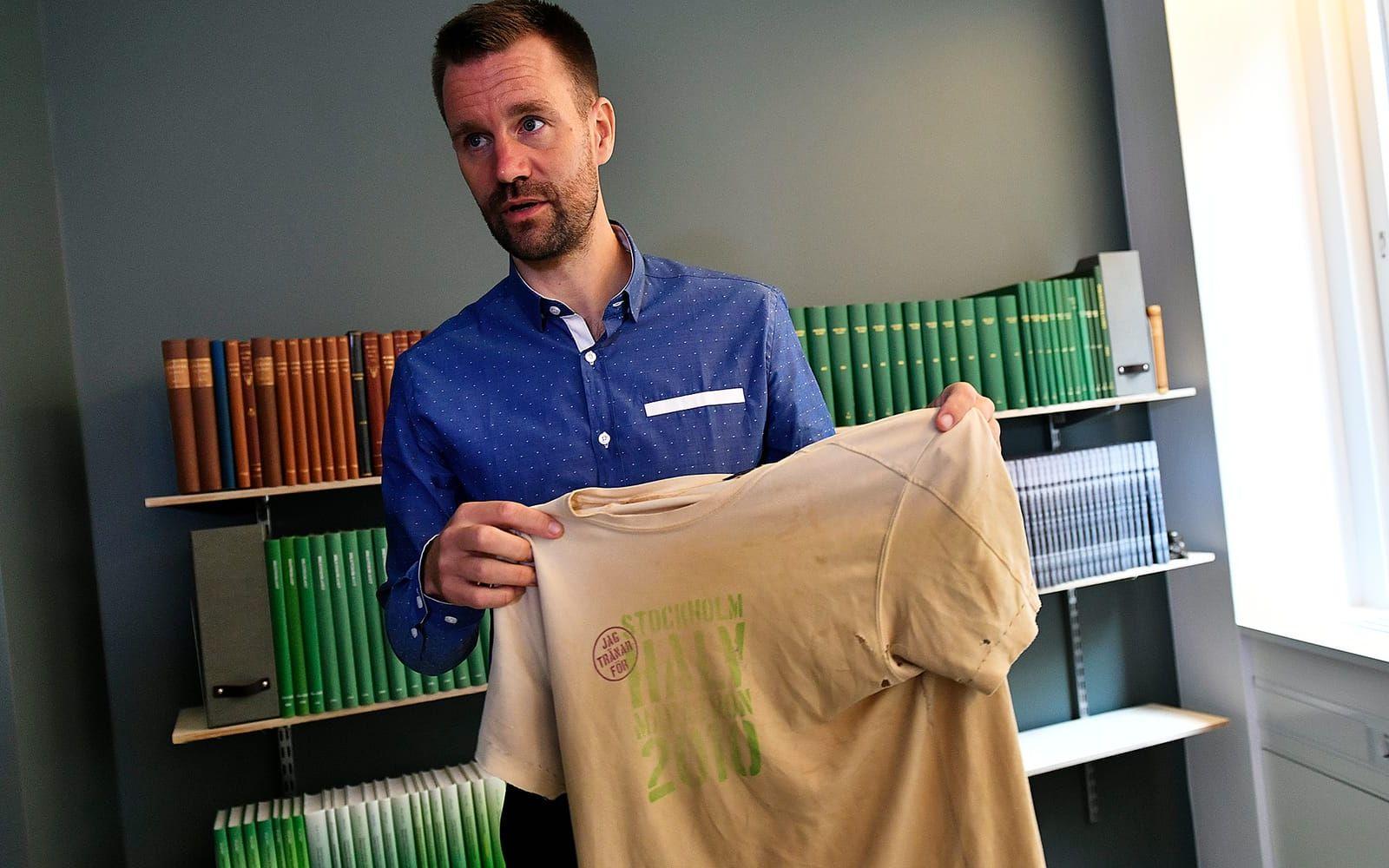 Johan Gustafsson som satt tillfångatagen i Mali i nästan sex år visar upp tröjan han hade på sig när han blev kidnappad. Nu berättar han för första gången om tiden som kidnappad. FOTO: Vilhelm Stockstad/TT
