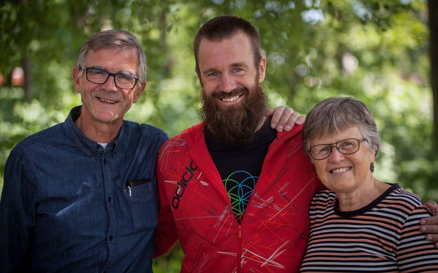Johan Gustafsson med sina föräldrar, Göran och Mari-Anne Gustafsson 29 juni 2017, efter hemkomsten till Sverige efter sex år i fångenskap i Mali. Foto: Simon Stanford.