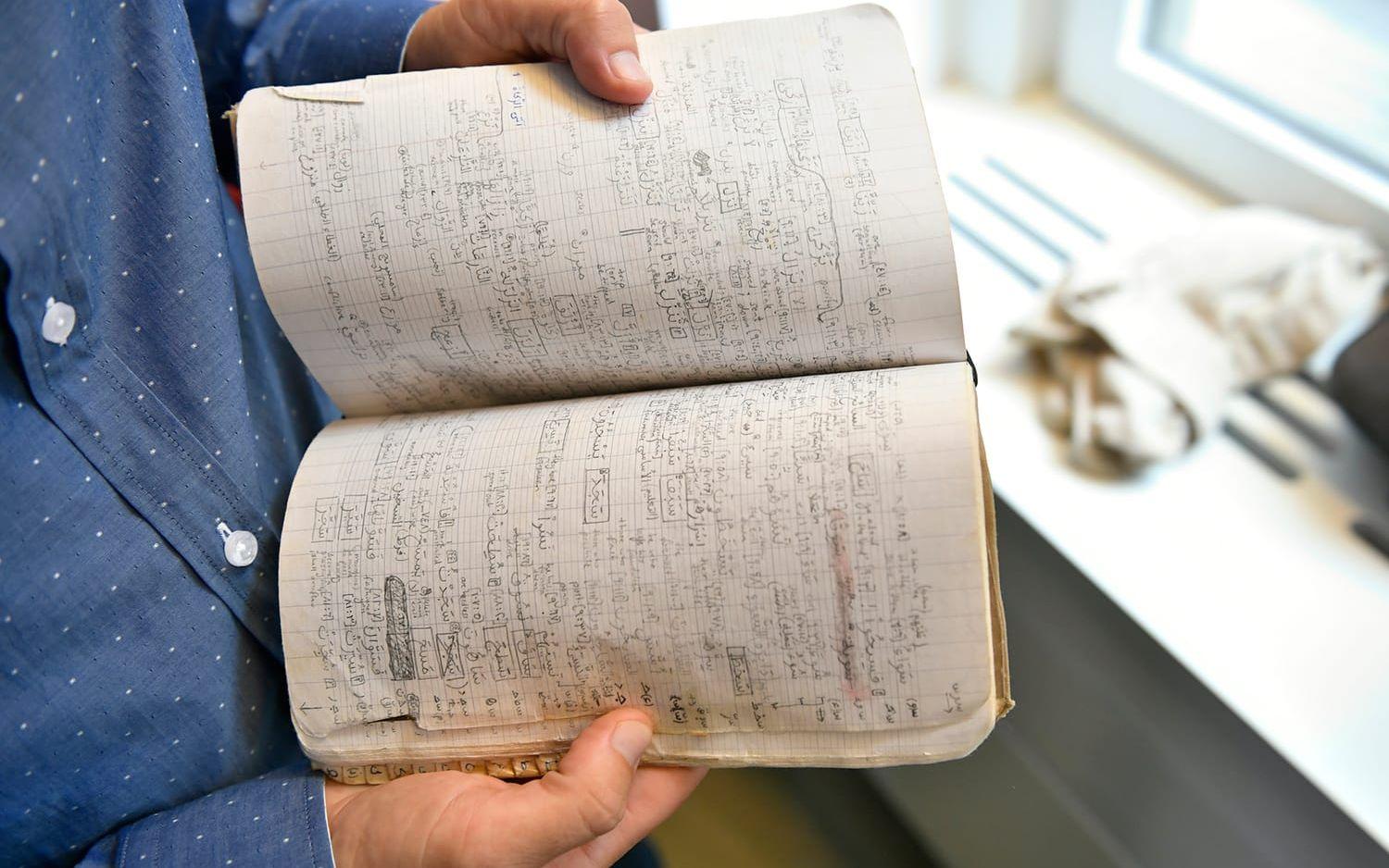 Johan Gustafsson visar upp sin bok som han använde för att studera arabiska ur under sin tid i fångeskapen.FOTO: Vilhelm Stockstad/TT
