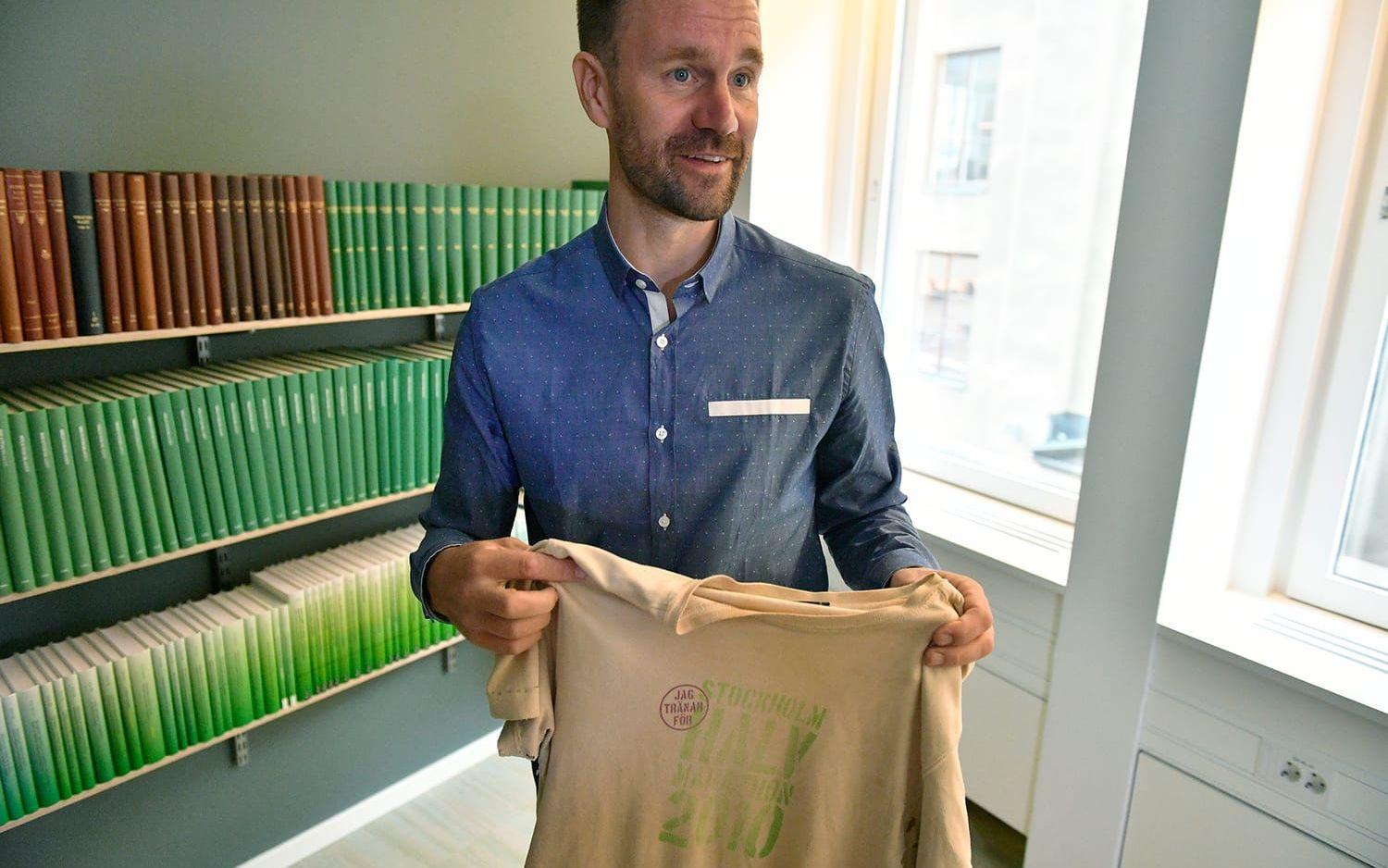 Johan Gustafsson som satt tillfångatagen i Mali i nästan sex år visar upp tröjan han hade på sig när han blev kidnappad. Nu berättar han för första gången om tiden som kidnappad. FOTO: Vilhelm Stockstad/TT
