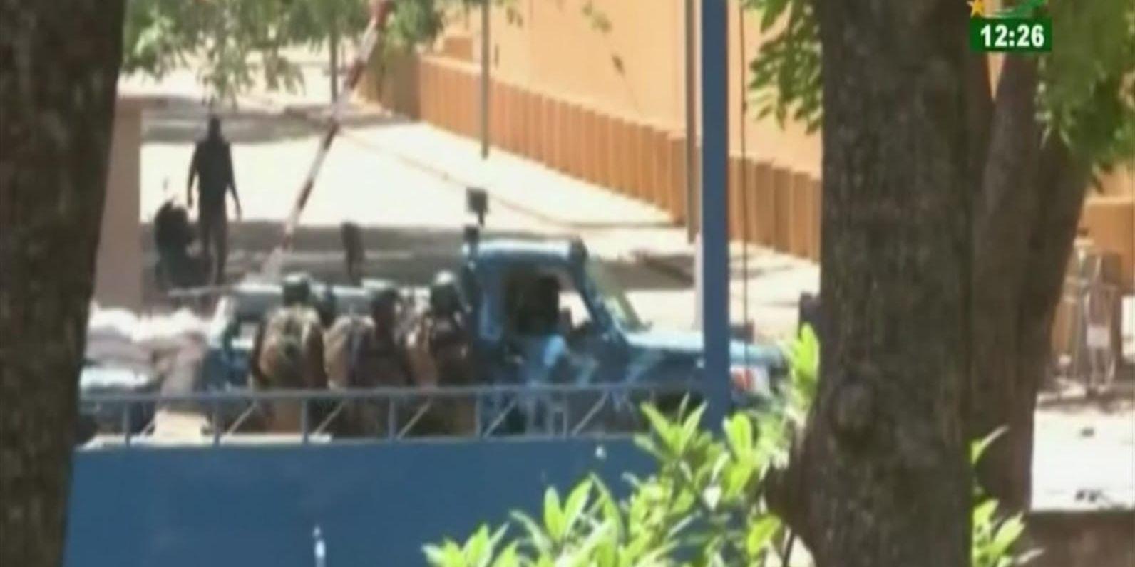 Bilden är tagen från en video som visar säkerhetsstyrkor som tar betäckning under den förmodade terroristattacken i Burkina Fasos huvudstad Ouagadougou på fredagen.