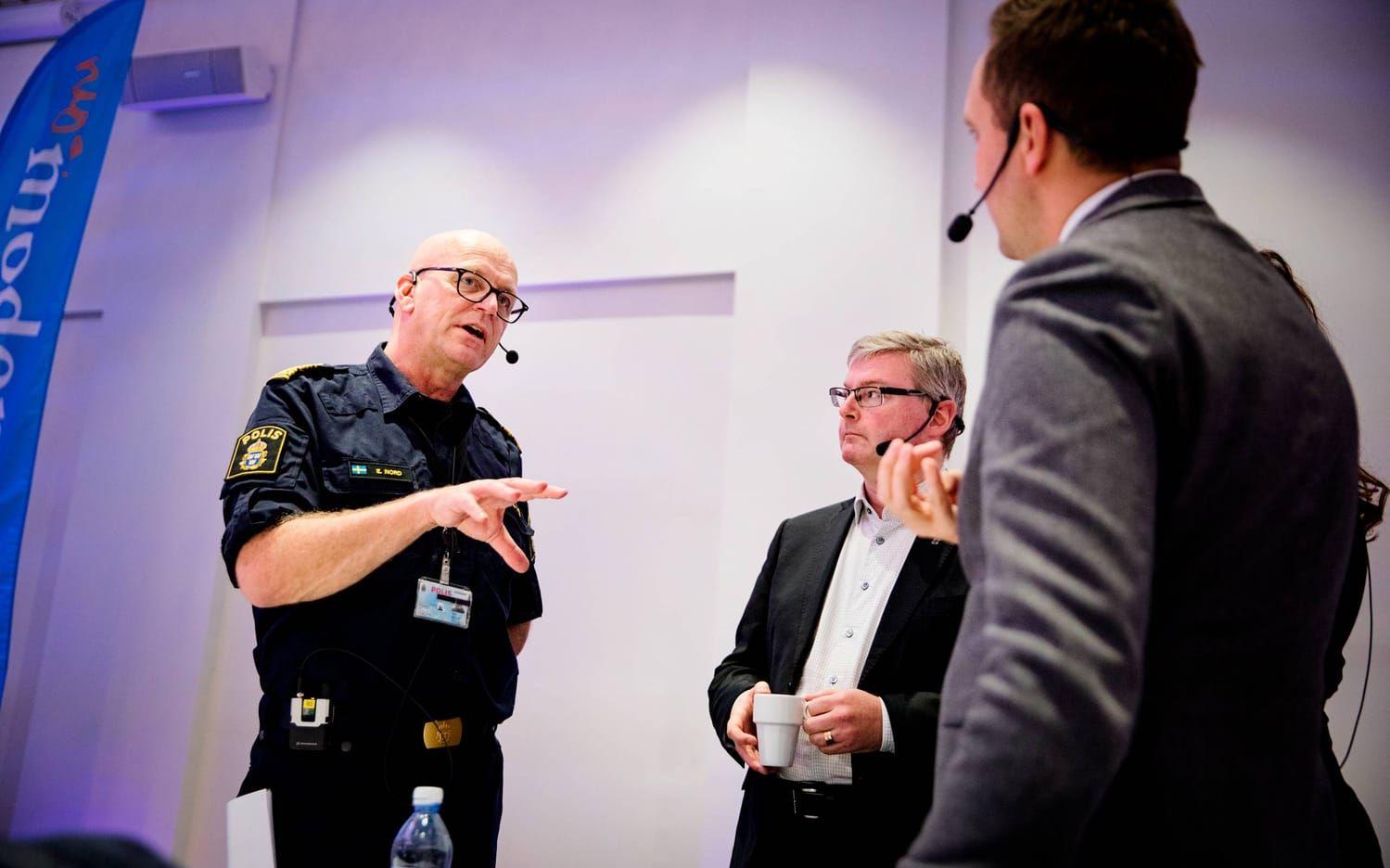 Polischefen Erik Nord i samspråk med Jonas Ransgård, moderat kommunalråd, och Tomas Tobé, Moderaternas rättspolitiska talesperson.
