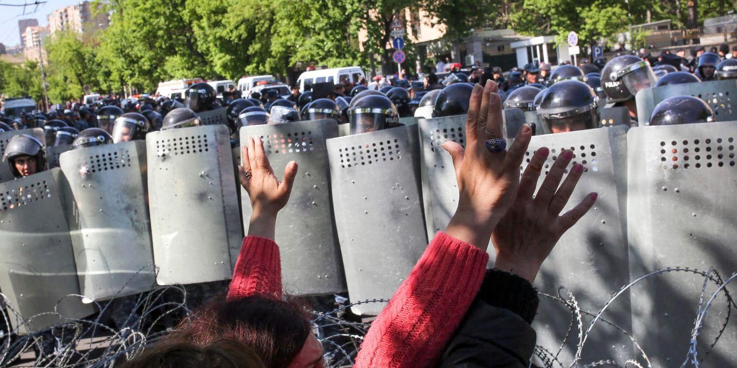 Polis blockerar vägen för oppositionella protester på måndagen.