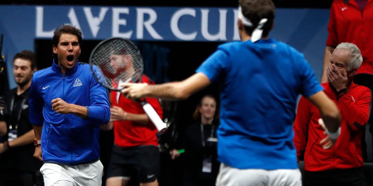 Rafael Nadal rusar in på banan för att fira tillsammans med Roger Federer efter att schweizaren avgjort Laver Cup.