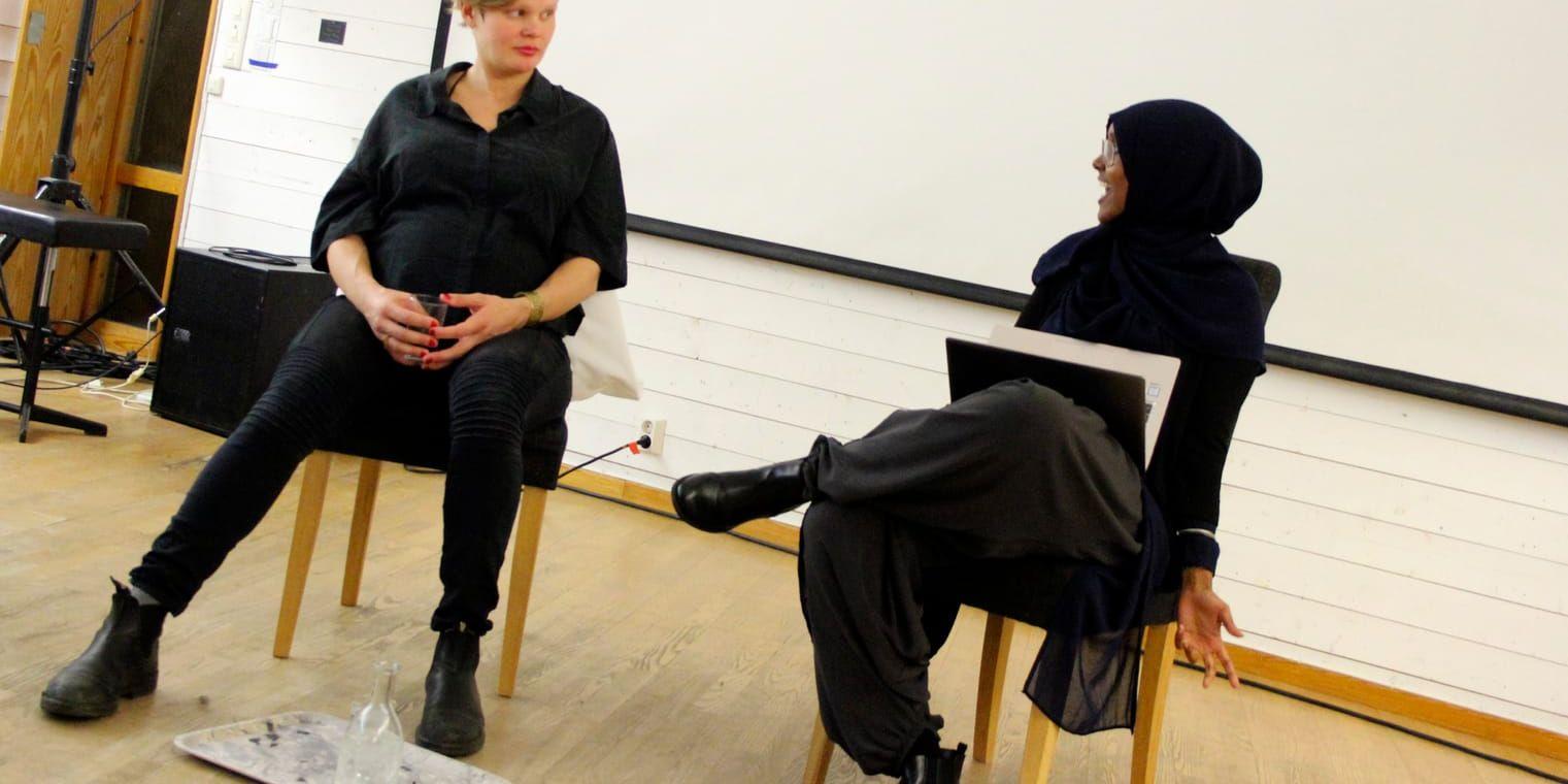 "Hur kan vi vara solidariska med varandra utan att ta över och befästa de strukturer vi försöker problematisera?" Hanna Högstedts filmprojekt har gett upphov till många samtal, här i Gerlesborg med Maimuna Abdullahi.