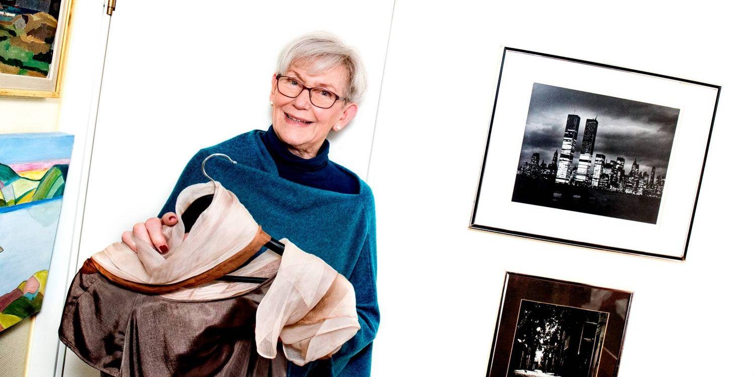 Lena Karlsson, 74 år, har haft eget företag ända sedan hon gick i pension för sju år sen. Hon och hennes ett år äldre make har inrett varsitt kontor i huset i Gråbo.