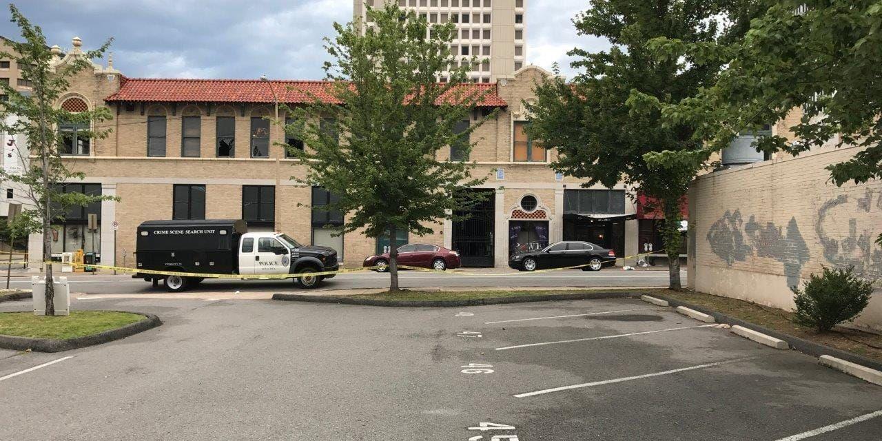 Polisavspärrningar utanför nattklubben i Little Rock, Arkansas där 17 personer skottskadades under en konsert natten till lördag, lokal tid. Bild: AP