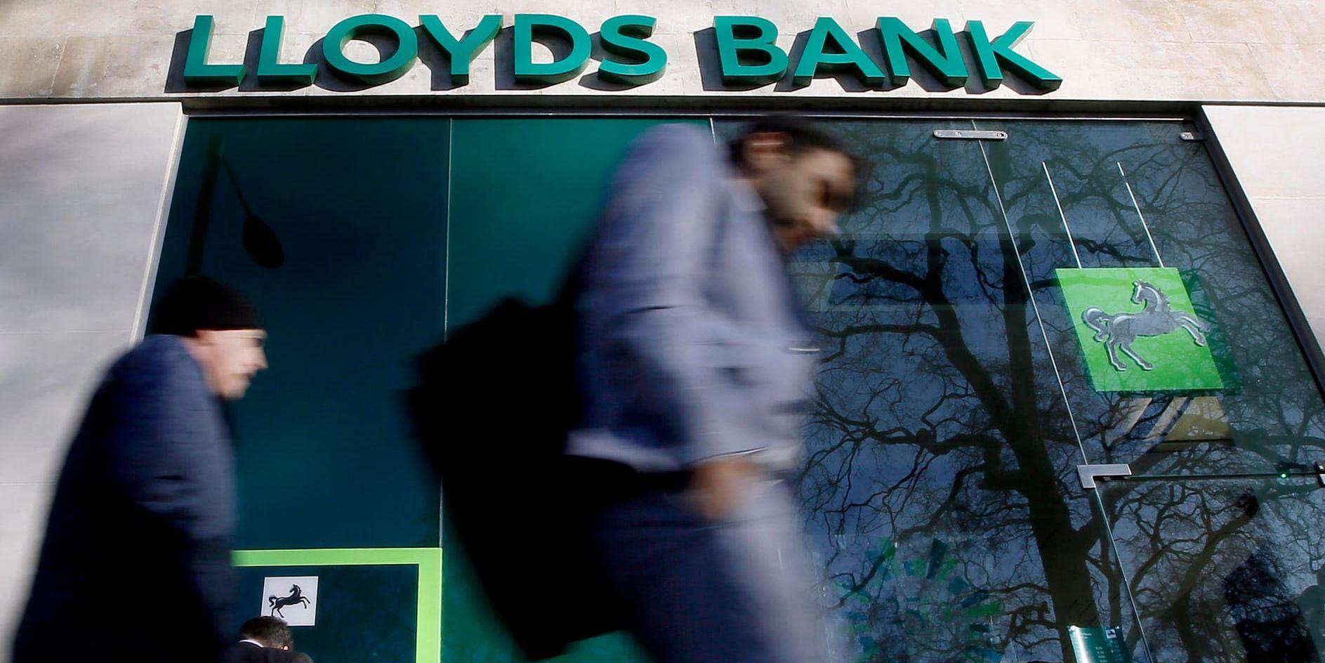 Tummen upp för Lloyds Banking Group. Arkivbild.