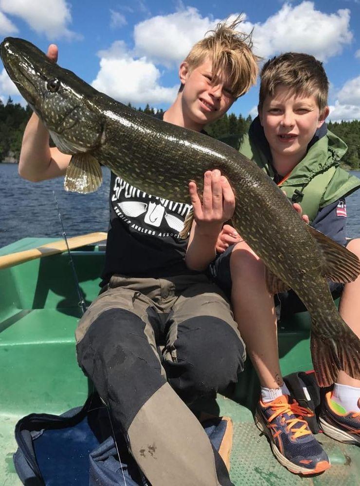 11-åriga Hjalmar Wasling lyckades fånga en gädda på fem kilo.
