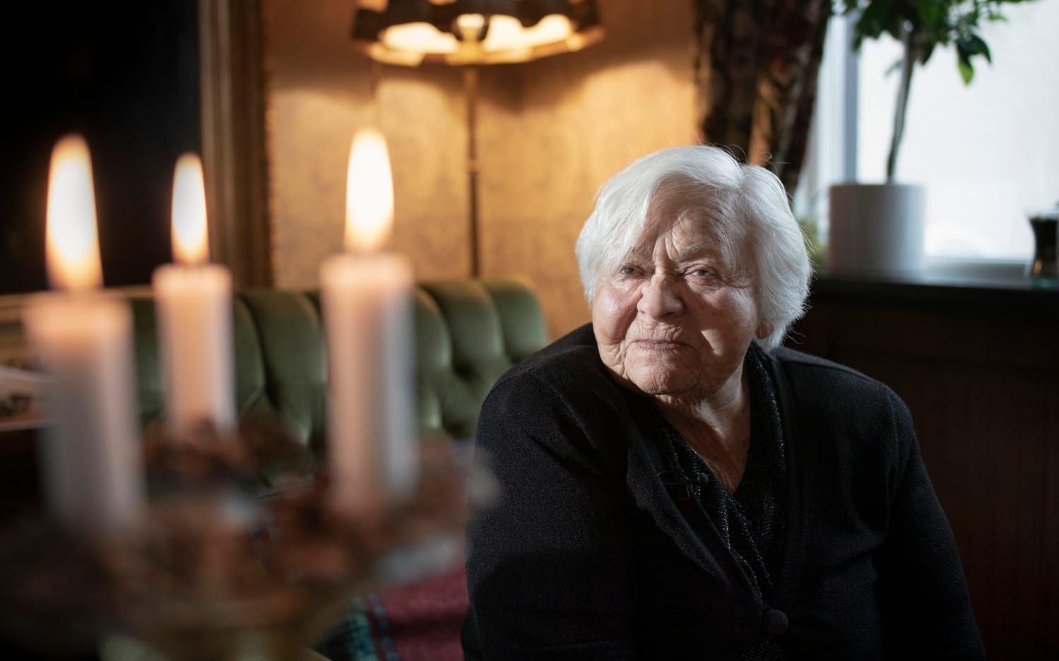 Ester kom till Sverige 1945 med sin storasyster. Det var också här som hon träffade Leon.