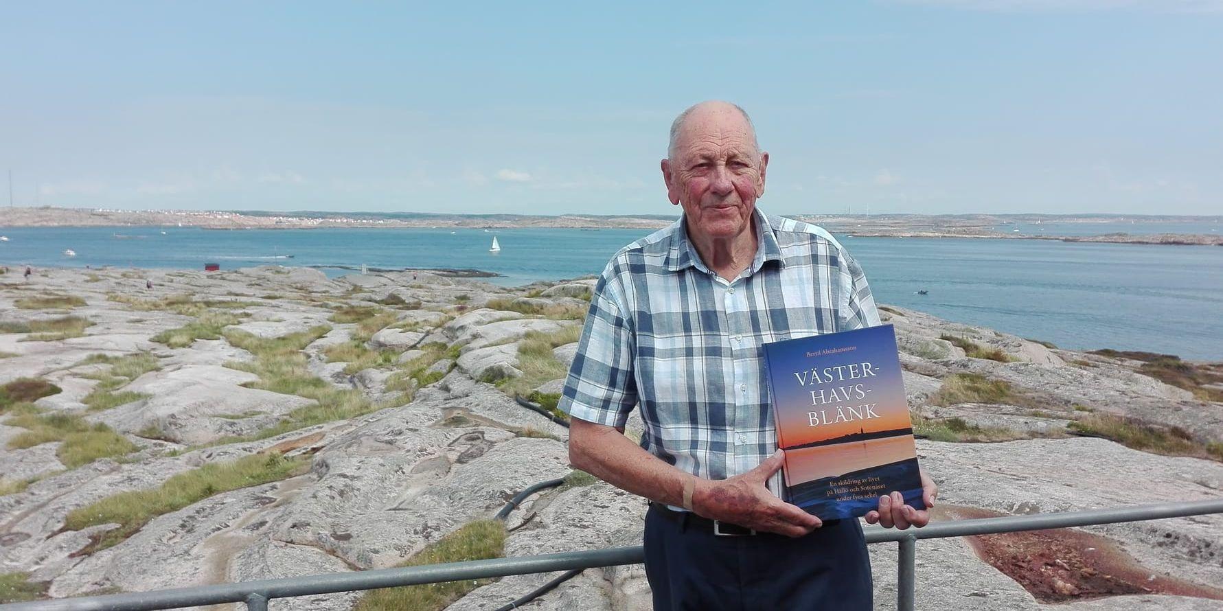 Den slipade politikern Bertil Abrahamsson debuterar som författare vid 85 års ålder. I boken "Västerhavsblänk" berättar han om livet på Hållö. Ön har spelat stor roll i krig och fred, men har inte fått så stor litterär uppmärksamhet sedan Evert Taube var här och skrev sina populära visor.