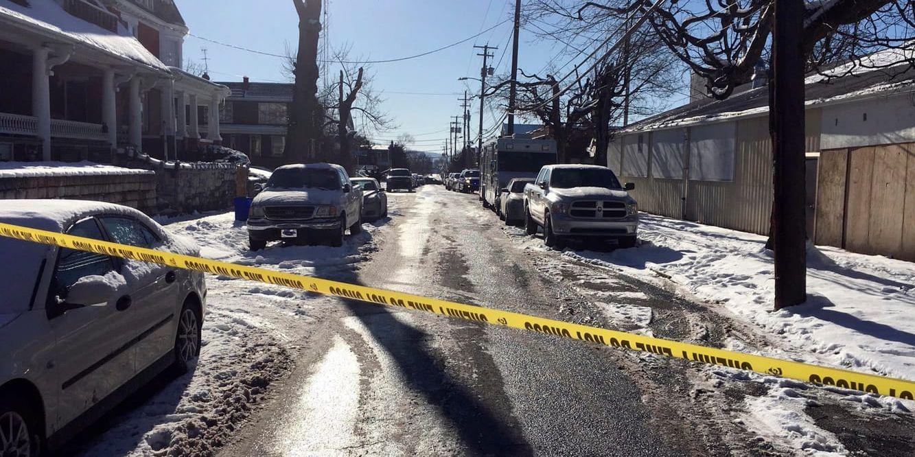 En polis dödades och ytterligare två skottskadades vid ett planerat gripande i Harrisburg i USA-delstaten Pennsylvania.